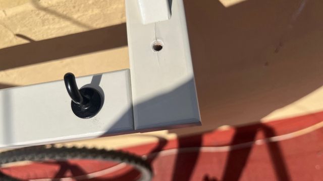 Estantería blanca con ganchos