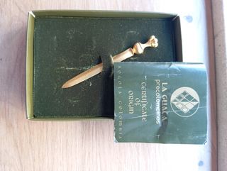 Joya: Mini espada dorada precolombina