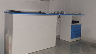 Escritorio y estanteria azul a juego