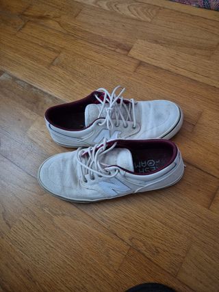 Tenis New Balance blancos y rojos