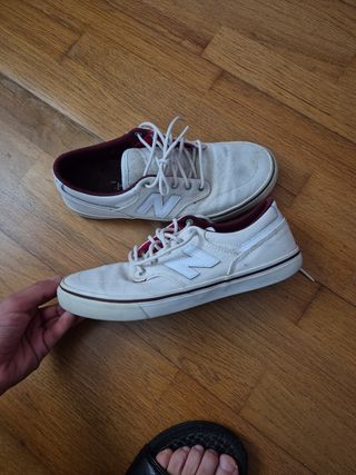 Tenis New Balance blancos y rojos