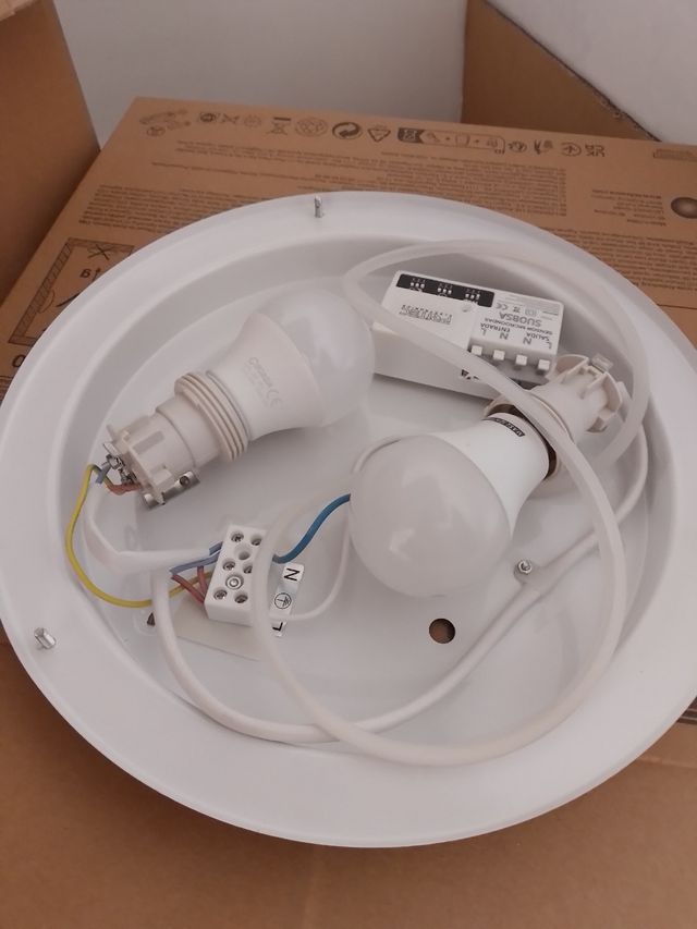 Plafón /aplique IP44  con sensor.