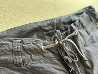 Pantalones cargo negros diseño