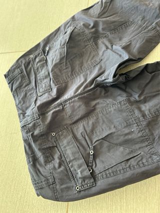 Pantalones cargo negros diseño