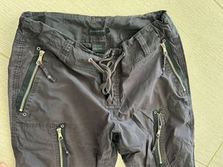 Pantalones cargo negros diseño