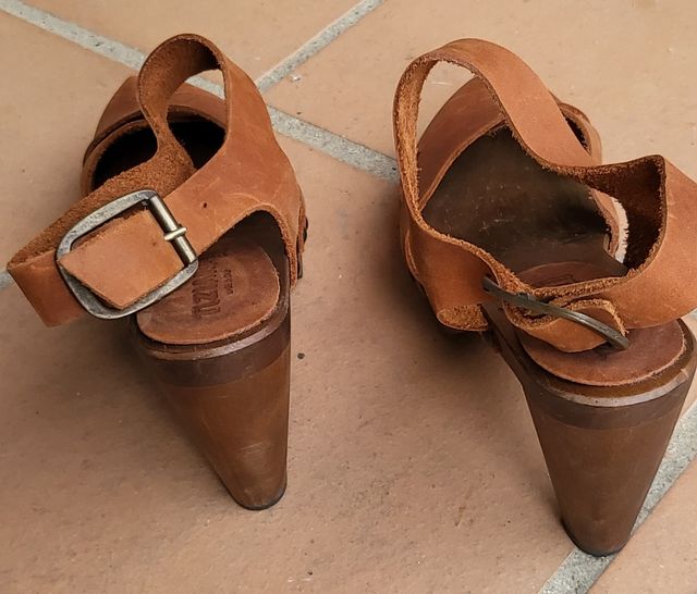 Sandalias tacón marrón piel y madera