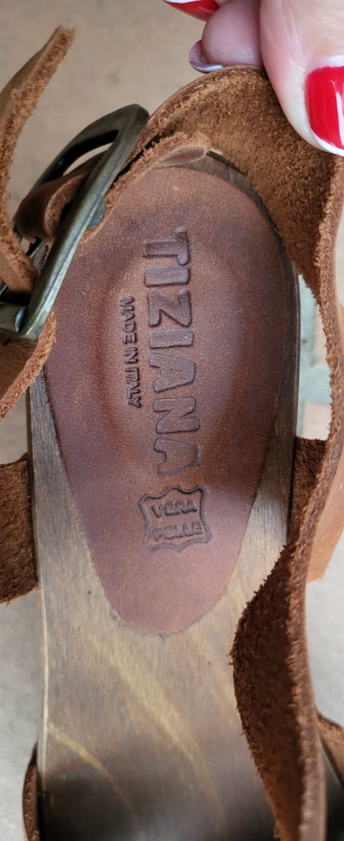 Sandalias tacón marrón piel y madera