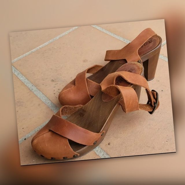 Sandalias tacón marrón piel y madera