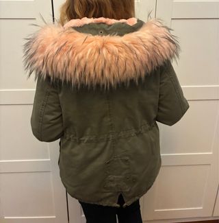 Abrigo Billie Wish verde militar con capucha rosa
