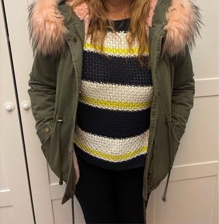 Abrigo Billie Wish verde militar con capucha rosa