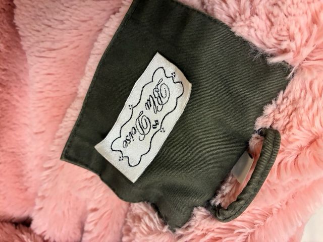 Abrigo Billie Wish verde militar con capucha rosa