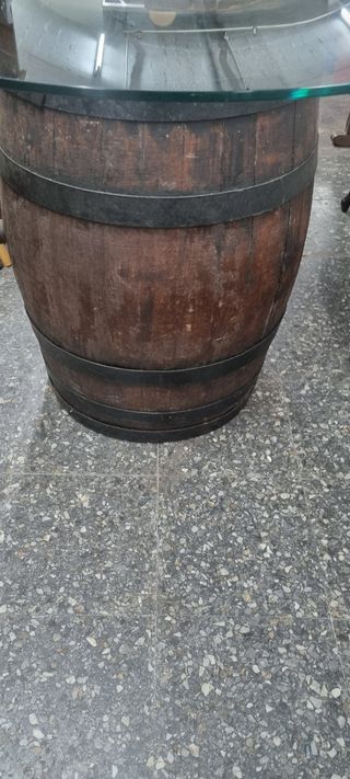 Mesa de bar de madera y cristal