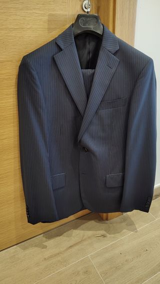 Traje hombre azul marino y raya.