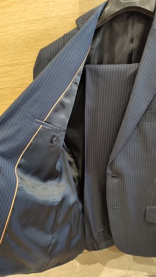 Traje hombre azul marino y raya.