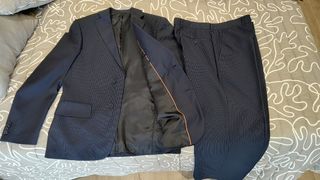 Traje hombre azul marino y raya.