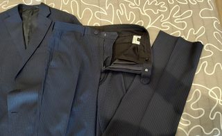 Traje hombre azul marino y raya.