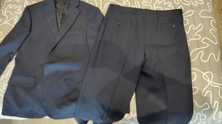 Traje hombre azul marino y raya.