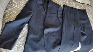 Traje hombre azul marino y raya.