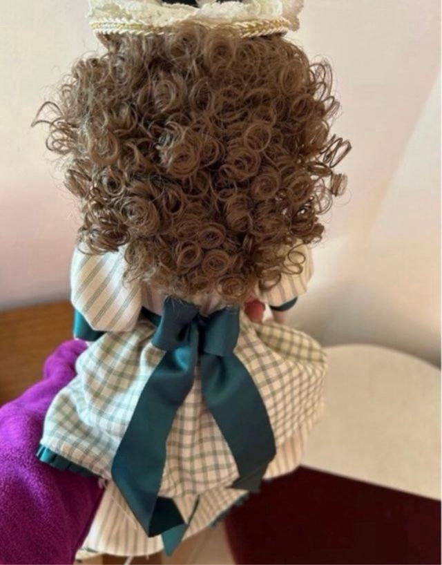 Muñeca porcelana marca menta y canela