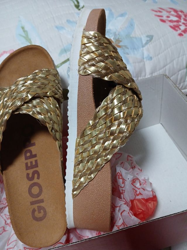 Sandalias Gioseppo doradas