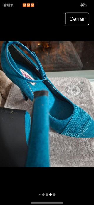 Tacones azules de tacón alto