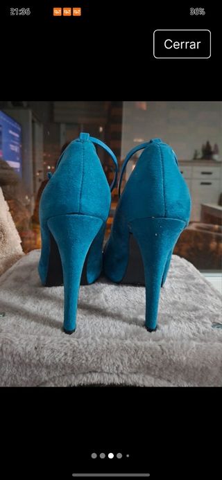 Tacones azules de tacón alto