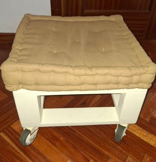 Puf rústico con ruedas