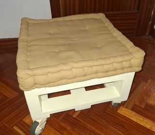 Puf rústico con ruedas