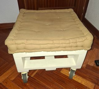 Puf rústico con ruedas