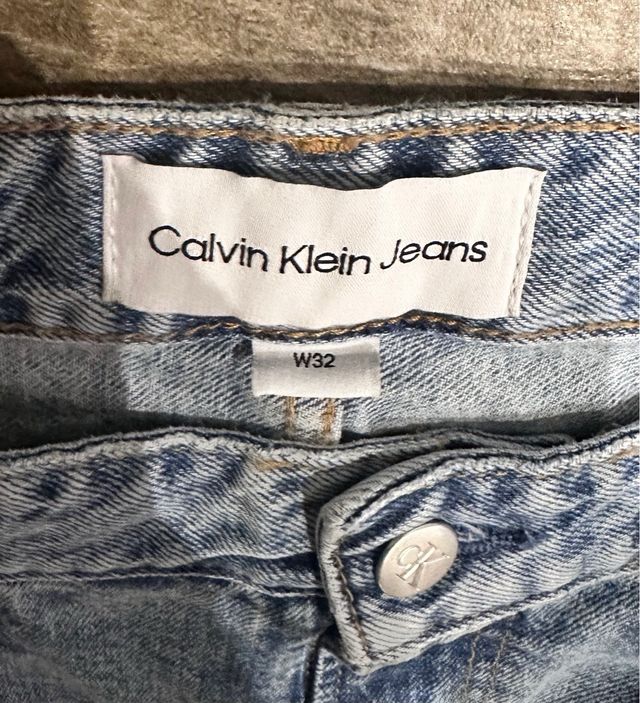 Bermuda Calvin Klein, corte 90's