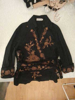 Blusa negra bordada - Japón