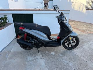 NO NEGOCIABLE Piaggio Medley 125cc: Scooter gris.