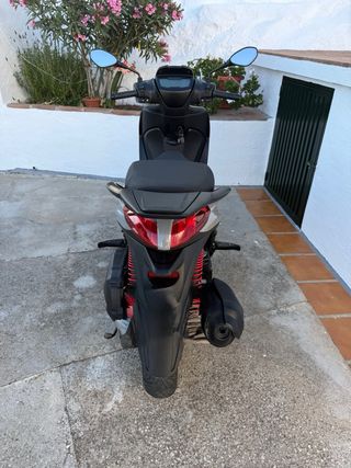 NO NEGOCIABLE Piaggio Medley 125cc: Scooter gris.