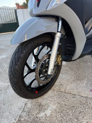 NO NEGOCIABLE Piaggio Medley 125cc: Scooter gris.