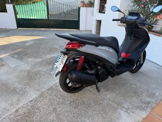 NO NEGOCIABLE Piaggio Medley 125cc: Scooter gris.