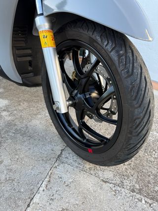 NO NEGOCIABLE Piaggio Medley 125cc: Scooter gris.
