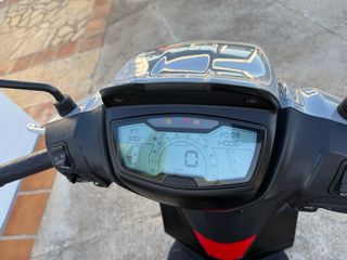 NO NEGOCIABLE Piaggio Medley 125cc: Scooter gris.