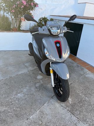NO NEGOCIABLE Piaggio Medley 125cc: Scooter gris.