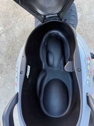 NO NEGOCIABLE Piaggio Medley 125cc: Scooter gris.