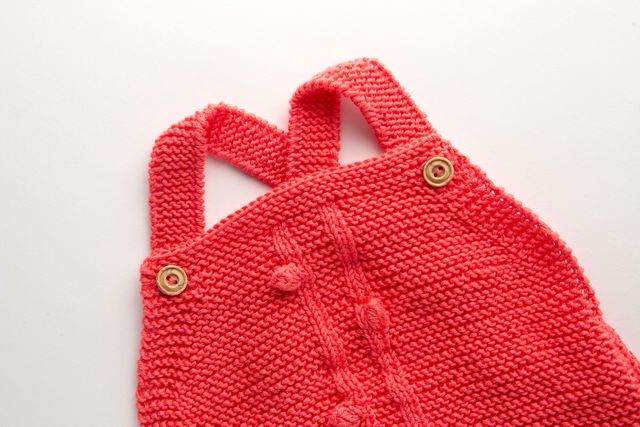 Peto de bebé rosa/rojo coral hecho a mano en punto