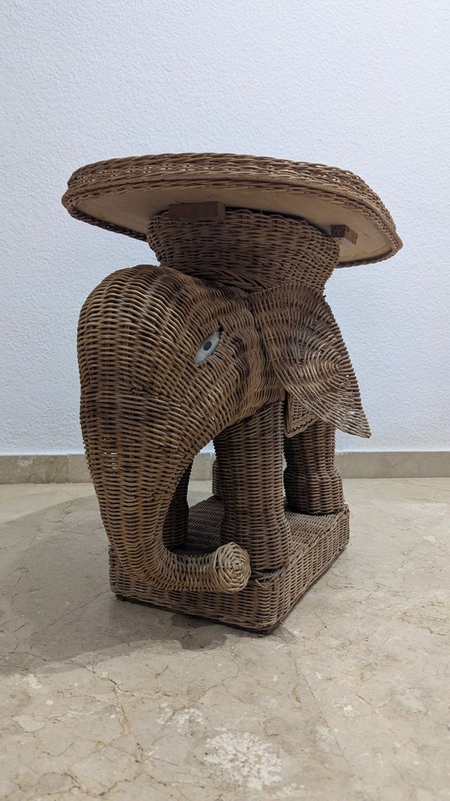 Mesa auxiliar vintage, elefante de mimbre