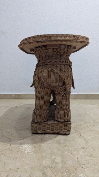 Mesa auxiliar vintage, elefante de mimbre