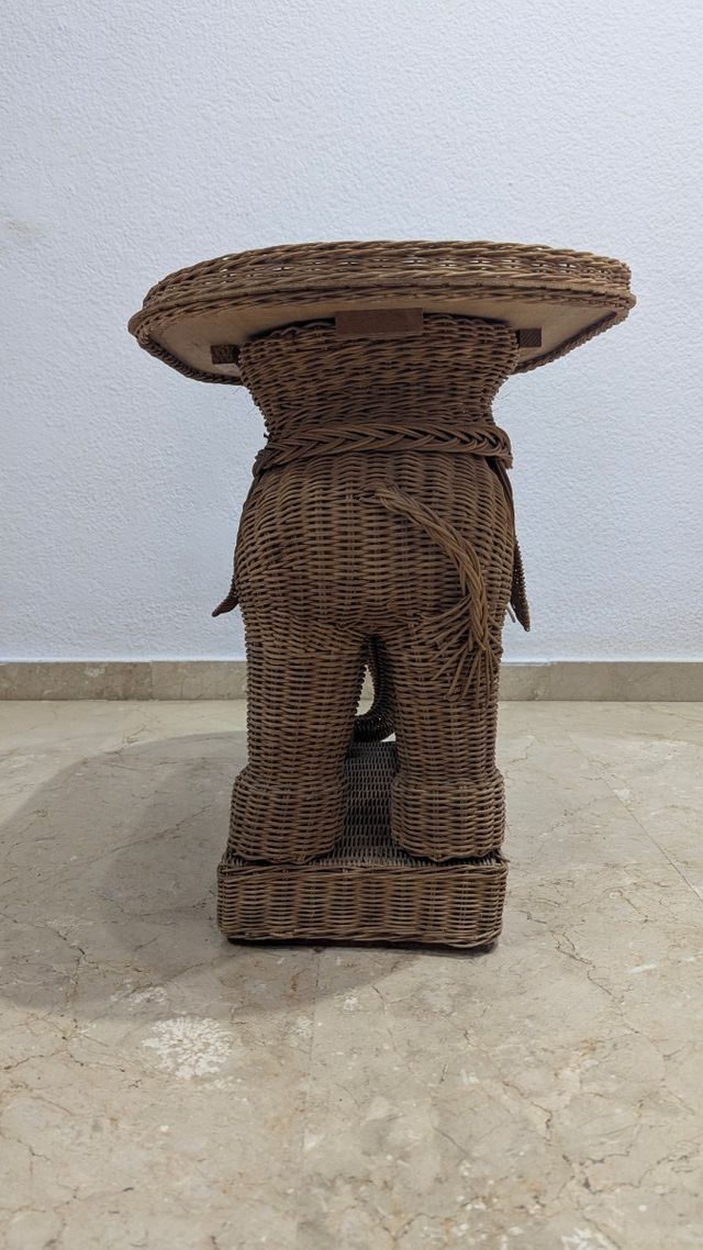 Mesa auxiliar vintage, elefante de mimbre