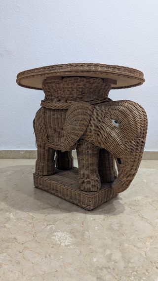 Mesa auxiliar vintage, elefante de mimbre