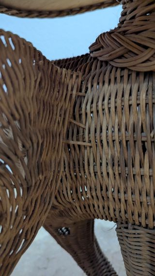 Mesa auxiliar vintage, elefante de mimbre