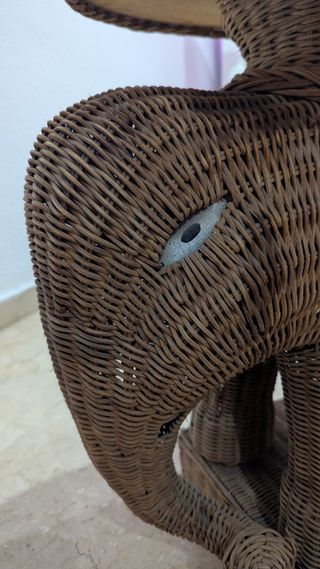 Mesa auxiliar vintage, elefante de mimbre