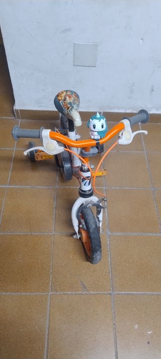 Bicicleta infantil con ruedines