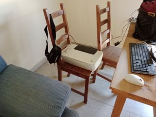 Mesa y 4 sillas comedor madera. La mesa es ampliab