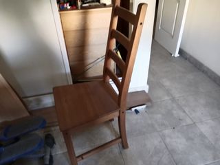 Mesa y 4 sillas comedor madera. La mesa es ampliab