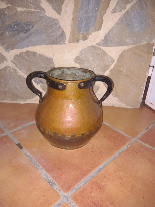 Vaso in bronzo antico con manici